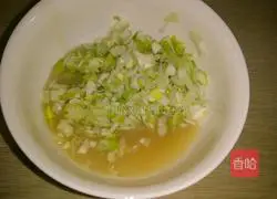 Illustration of how to make scallion pancake 6