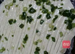 Illustration of how to make scallion pancakes 4