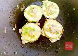 Illustration of how to make mini melon cakes 10