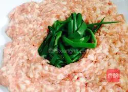 Illustration of how to make steamed meat pie 1