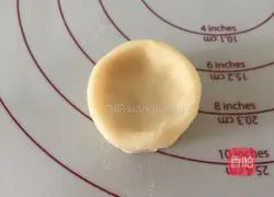 Illustration of how to make sesame and white sugar round cakes 6