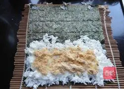 Illustration of how to make salad and meat floss sushi rolls 8