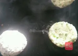 Illustration of how to make leek pancakes 4
