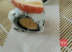 Illustration of how to make fruit sushi 8