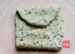 Illustration of how to make black sesame and rose sauce sesame cakes 7