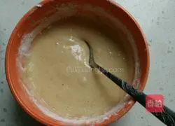 Illustration of how to make banana egg pancake 4