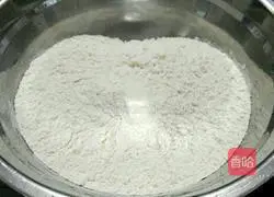 Illustration of how to make mushroom and diced meat pie 1