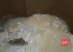 Illustration of how to make Thai banana pancakes 1