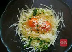 Illustration of how to make shredded potato egg pancake 5