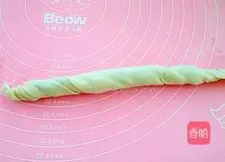 Illustration of how to make scallion pancakes 10