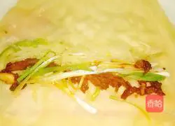 Illustration of how to make shredded pork burritos with Beijing sauce 12