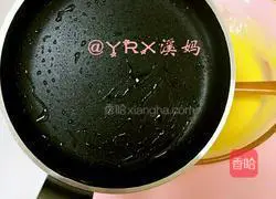 Illustration of how to make egg yolk waffles 4