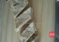 Illustration of how to make fish head cakes 9