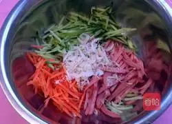 Three shredded eggs Illustration of how to make cakes 2