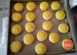 Illustration of making jujube egg yolk cake 24