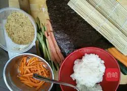 Illustration of how to make pumpkin and meat floss sushi 1