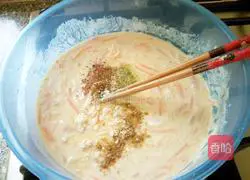 Illustration of how to make carrot and potato shredded cake 5