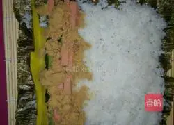 Illustration of how to make ham and floss sushi 5