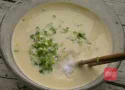 Illustration of how to make egg batter cake 3