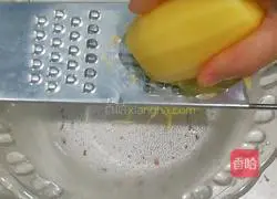 Illustration of how to make egg and potato pancakes 1