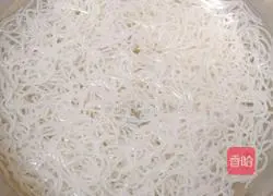 Illustration of how to make fried rice noodles with meat patties and eggs 1