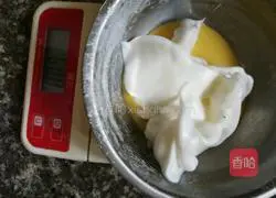 Illustration of how to make bamboo charcoal cake roll 6