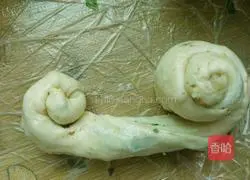 Illustration of how to make scallion pancakes 6