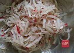 Illustration of how to make shredded radish cake 1