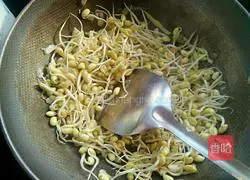 Illustration of how to make fried bean sprouts and shredded pancakes 9