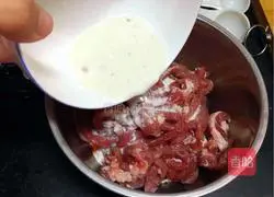 Illustration of how to make shredded pork burritos with Beijing sauce 8