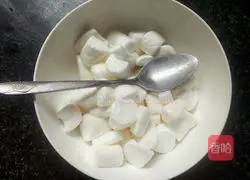 Illustration of how to decorate a double-layered light cream cake with fondant 2