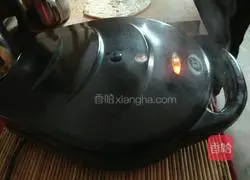 Illustration of how to make walnut sesame cakes 4