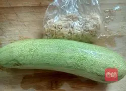 Illustration of how to make zucchini, shrimp skin and egg pancakes 1