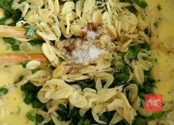 Illustration of how to make shrimp skin and chive rolls 6