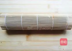 Illustration of how to make spicy meat floss sushi 6