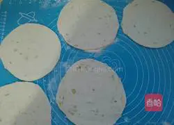 Illustration of how to make scallion pancake 10