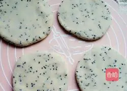 Illustration of how to make black sesame and rose sauce sesame cakes 13