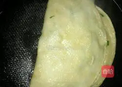 Illustration of how to make leek and egg pancakes 5