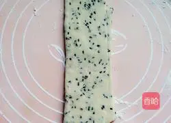 Illustration of how to make black sesame and rose sauce sesame cakes 9