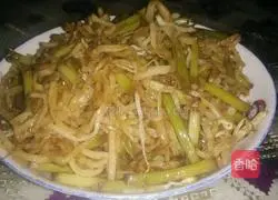 Illustration of how to make stir-fried pancakes with garlic sprouts and beans 7