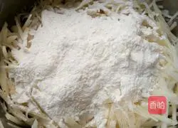 Illustration of how to make pan-fried potato pancakes 4