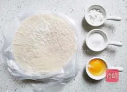 Illustration of how to make butterfly cakes with hand cakes 1