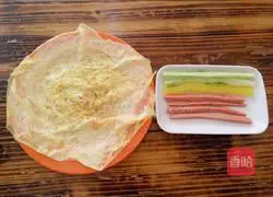 Illustration of how to make egg-skin cherry blossom sushi roll 3