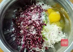 Illustration of how to make purple cabbage and radish cake 3