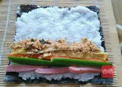 Illustration of how to make fish floss and ham sushi 2