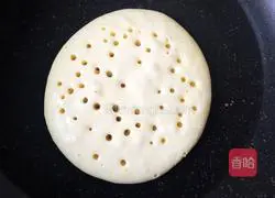 Illustration of how to make baking powder-free strawberry waffles 9