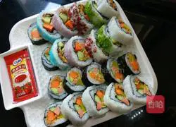 Illustration of how to make sushi rolls 12