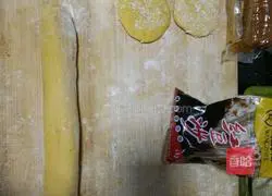 Illustration of how to make pumpkin pie with bean paste filling 4