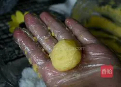 Illustration of how to make shredded coconut cakes 10