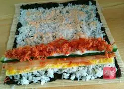 Illustration of how to make spicy cabbage sushi 9